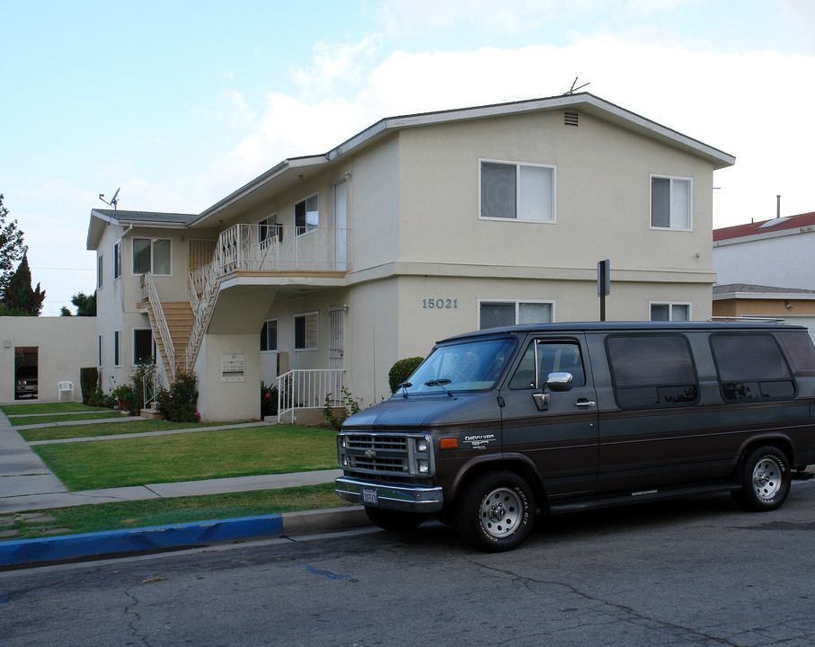 15021 Burin Ave in Lawndale, CA - Foto de edificio