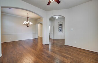 8215 Laughing Falcon Trail in Conroe, TX - Foto de edificio - Building Photo