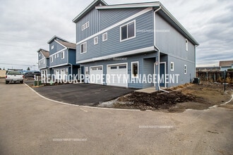 325 S Woodlawn Rd in Spokane Valley, WA - Building Photo - Building Photo