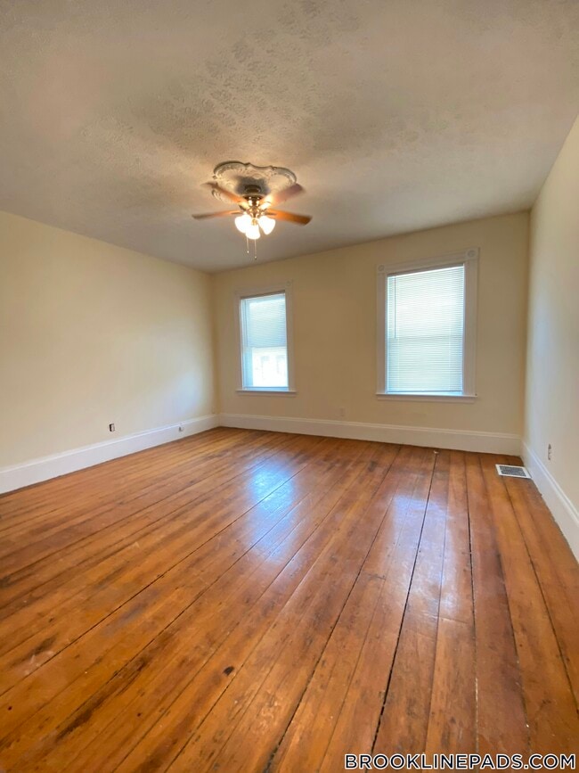 258 Cypress St in Brookline, MA - Building Photo - Building Photo