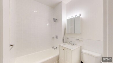 147 E 72nd St in New York, NY - Building Photo - Building Photo