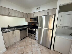 1025 Coral Club Dr in Coral Springs, FL - Building Photo