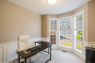 2340 Oakhurst Ln in Lake Oswego, OR - Building Photo - Building Photo