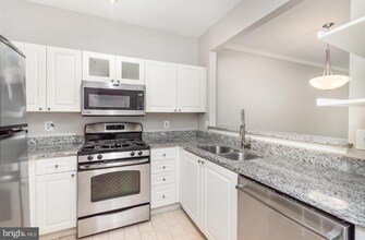 4690 Lawton Way in Alexandria, VA - Foto de edificio - Building Photo