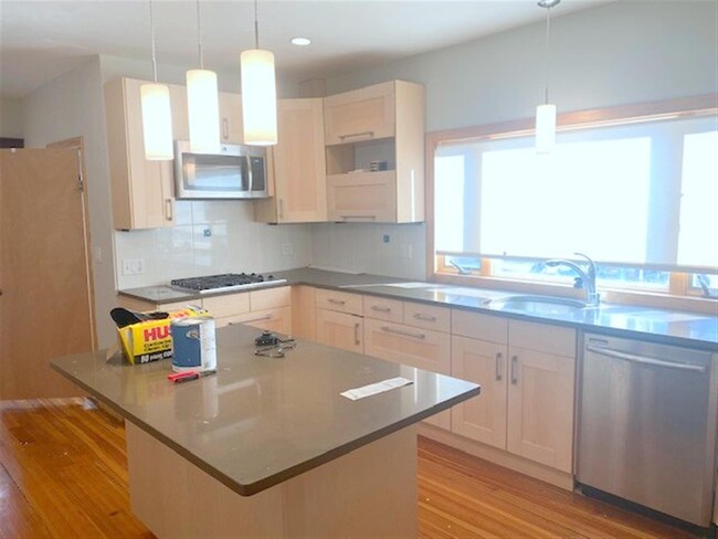 2 Drummond Pl, Unit 2 in Cambridge, MA - Building Photo - Building Photo