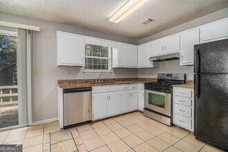 5913 Summerglen Ln in College Park, GA - Building Photo - Building Photo