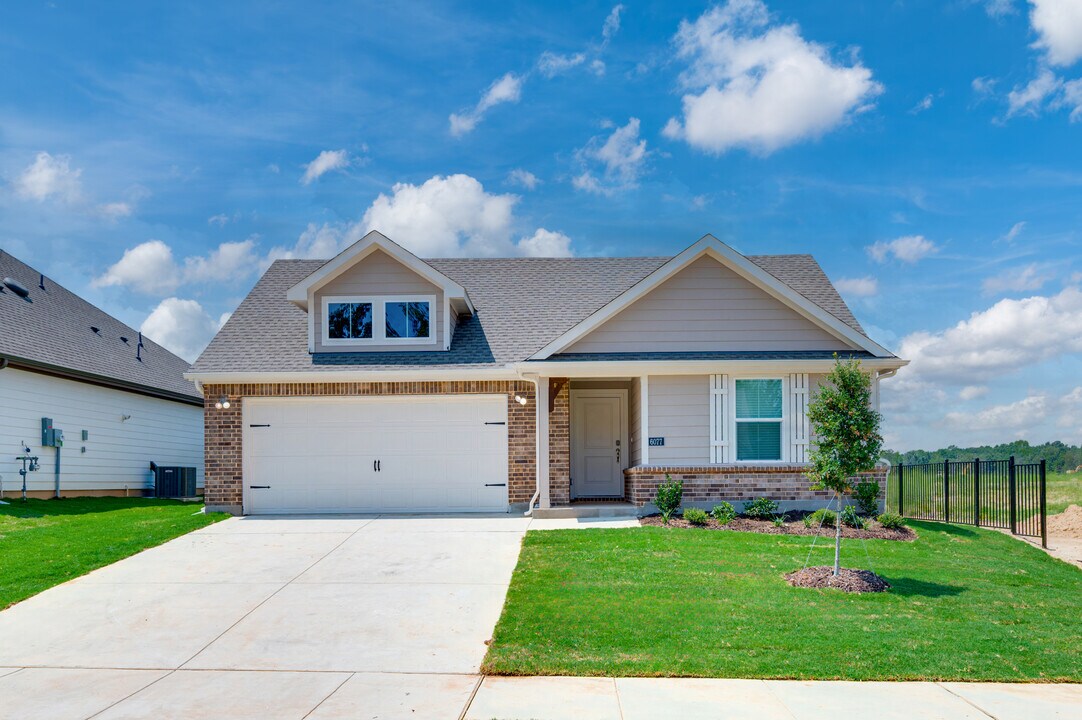6077 Freedom Dr in Lindale, TX - Building Photo