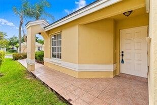 9081 Lake Park Cir N in Davie, FL - Building Photo
