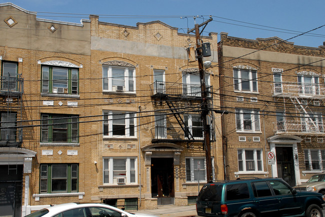 12 Broadway in Jersey City, NJ - Foto de edificio - Building Photo