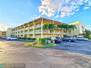 6700 Royal Palm Blvd in Margate, FL - Foto de edificio - Building Photo