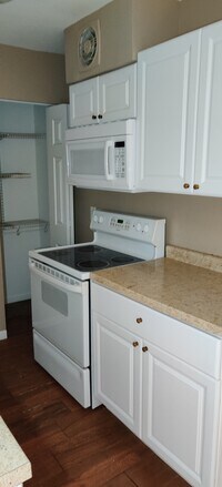 605 N Wolf Rd photo'