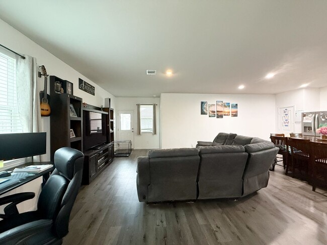 4 Bed, 3.5 Bath Home in Bryan for March Move In! in Bryan, TX - Building Photo - Building Photo