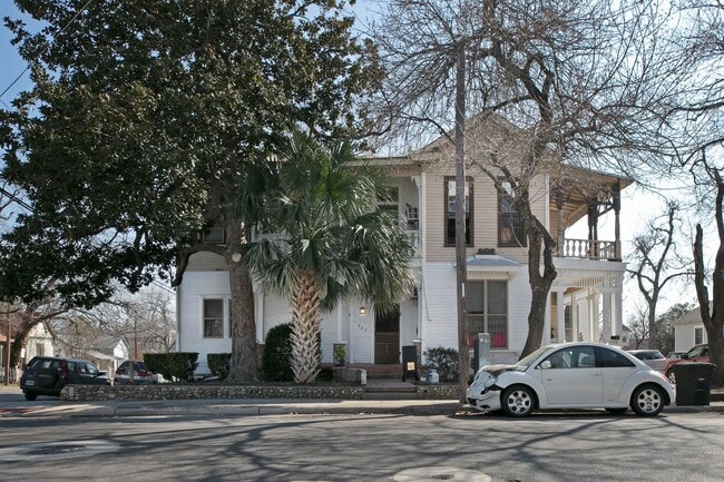 822 E Carson St in San Antonio, TX - Building Photo - Building Photo