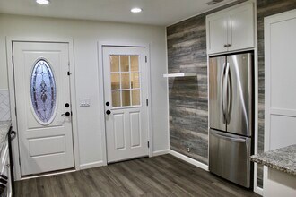 10020 Losa Dr in Dallas, TX - Foto de edificio - Building Photo