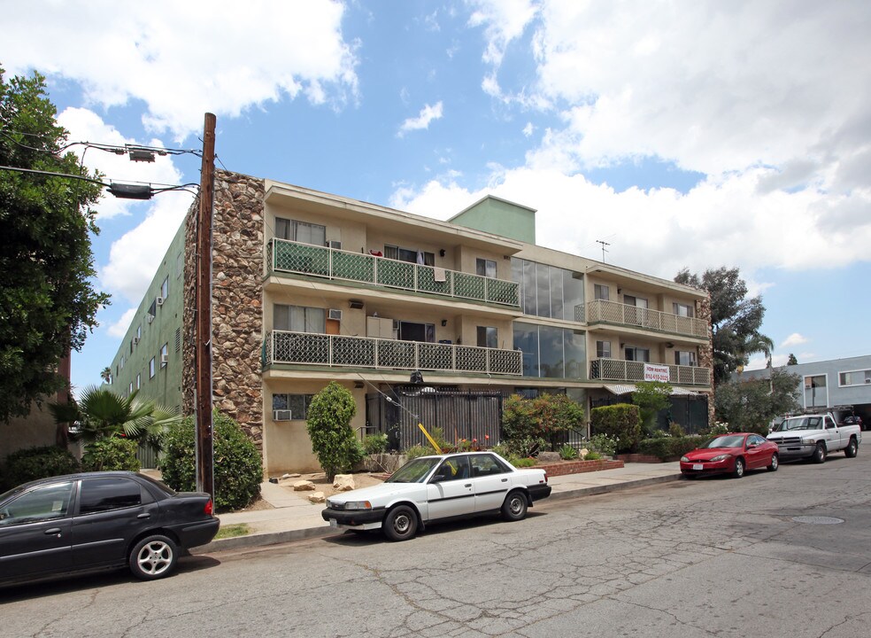 8211 Owensmouth Ave in Canoga Park, CA - Foto de edificio