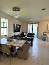 11101 W 33rd Ct in Hialeah, FL - Building Photo - Building Photo