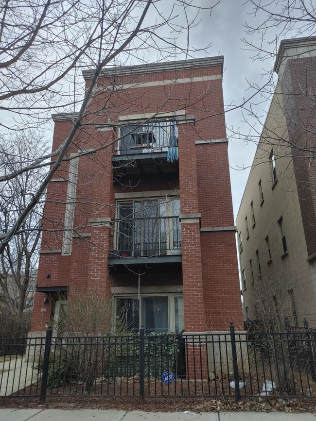 property at 1121 W Washburne Ave