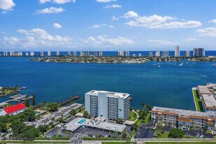 3040 Lake Shore Dr in Riviera Beach, FL - Building Photo
