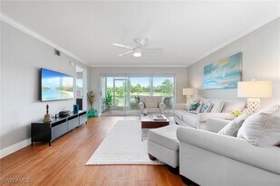 4572 Andover Way in Naples, FL - Building Photo