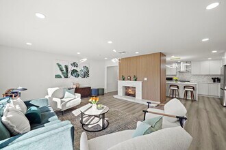 5591 Heil Ave in Huntington Beach, CA - Foto de edificio - Building Photo