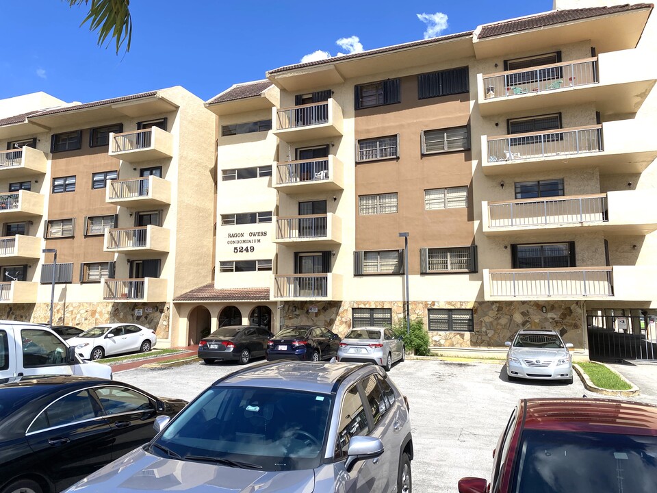 5249 NW 7th St, Unit 117 in Miami, FL - Building Photo