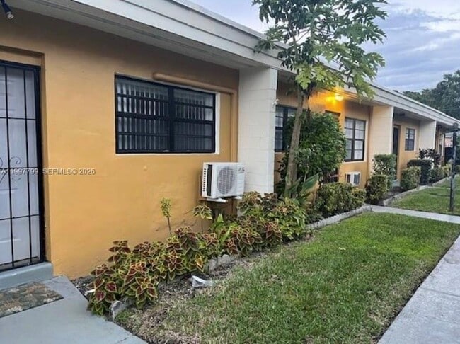 1845 Pembroke Rd in Hollywood, FL - Building Photo - Building Photo