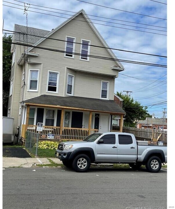 273 Parrott Ave in Bridgeport, CT - Building Photo