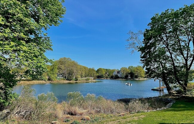 33 Beach Dr in Darien, CT - Building Photo - Building Photo