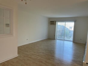 923 Jonathon Ct, Unit 304 in Prospect Heights, IL - Building Photo - Building Photo