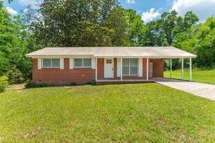 712 Bruce Ave in Defuniak Springs, FL - Building Photo