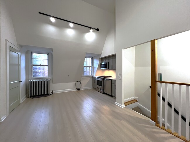 374 Burns St in Queens, NY - Building Photo - Building Photo