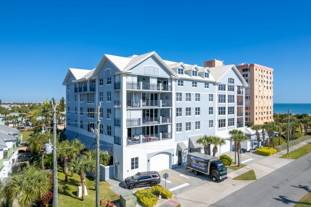 OCEAN CLUB in Cocoa Beach, FL - Foto de edificio