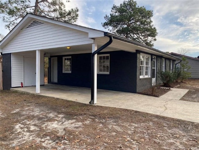 1721 Merry Oaks Dr in Fayetteville, NC - Foto de edificio - Building Photo