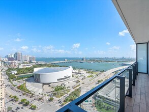 398 NE 5th St in Miami, FL - Foto de edificio - Building Photo