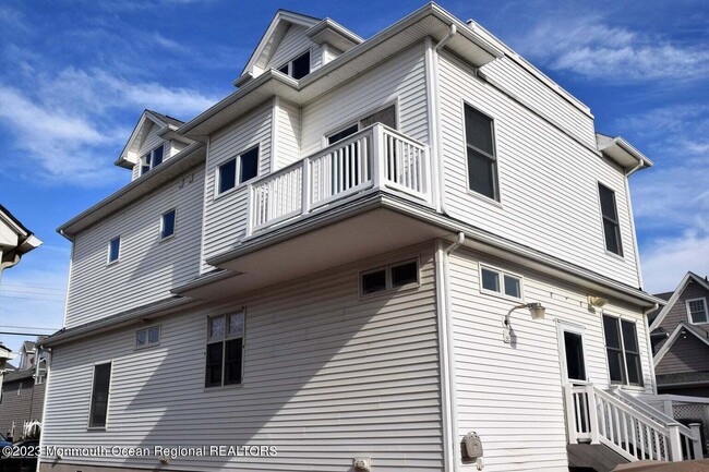 563 Whiting Ave in Manasquan, NJ - Foto de edificio - Building Photo