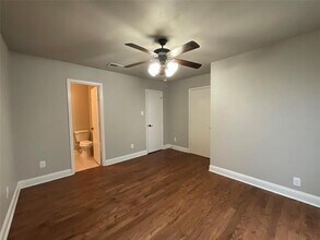2331 N Davis Dr in Arlington, TX - Building Photo - Building Photo