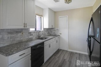 1220 N Oaks Blvd in North Brunswick, NJ - Building Photo - Building Photo