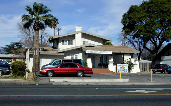 132 W Foothill Blvd in Rialto, CA - Foto de edificio