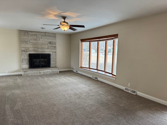 233 Manor Dr in Riverdale, IA - Foto de edificio - Building Photo