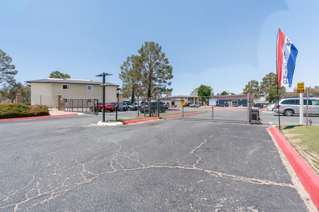 Cedar Ridge Apartments in Lancaster, CA - Building Photo - Building Photo