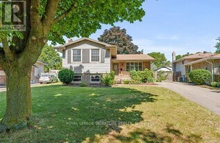 4 Laguna Crescent in St Catharines, ON - Building Photo
