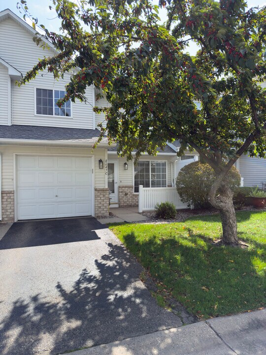 8647 Quarry Ridge Ln in Woodbury, MN - Foto de edificio