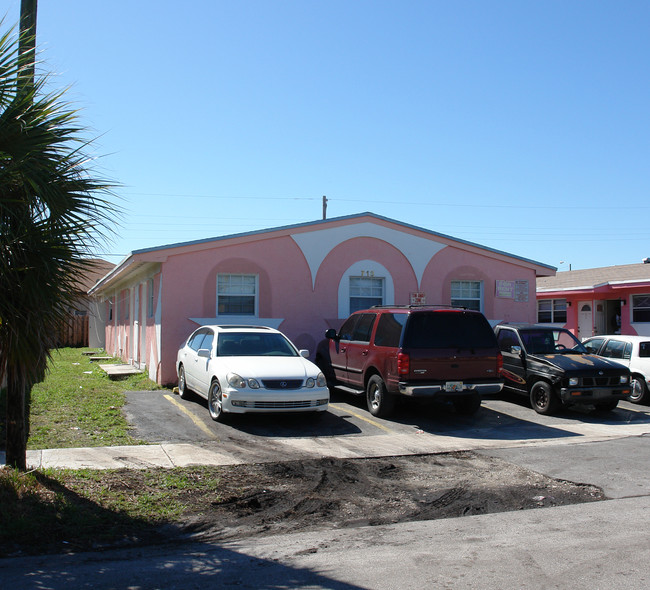 713 SW 3rd Pl in Hollywood, FL - Building Photo - Building Photo