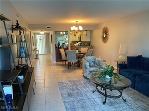 5530 Rattlesnake Hammock Rd in Naples, FL - Foto de edificio - Building Photo