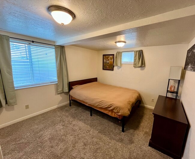 4676 S Ridgeline Dr, Unit 2 in Washington Terrace, UT - Foto de edificio - Building Photo