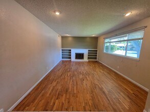 1609 Barkwood Dr in Modesto, CA - Foto de edificio - Building Photo