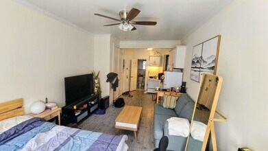 403 E 73rd St in New York, NY - Building Photo - Building Photo
