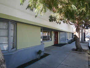 4789 Vineland Ave, Unit 206 in Los Angeles, CA - Foto de edificio - Building Photo