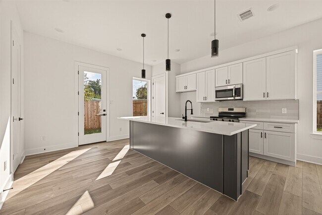 2475 Carmel St in Houston, TX - Building Photo - Building Photo