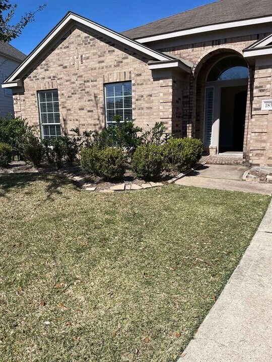 18510 By the Lake Ct in Cypress, TX - Foto de edificio